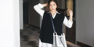 Dalam balutan busana monokrom, Jessica Mila tampil kian memesona. Paduan oversized kemeja dan vest dengan nuansa kontras jadi styling yang memukau. Aksesori tas selempang dan sepatu kets, jadikan tampilannya kian memesona. (Foto: Jessica Mila)