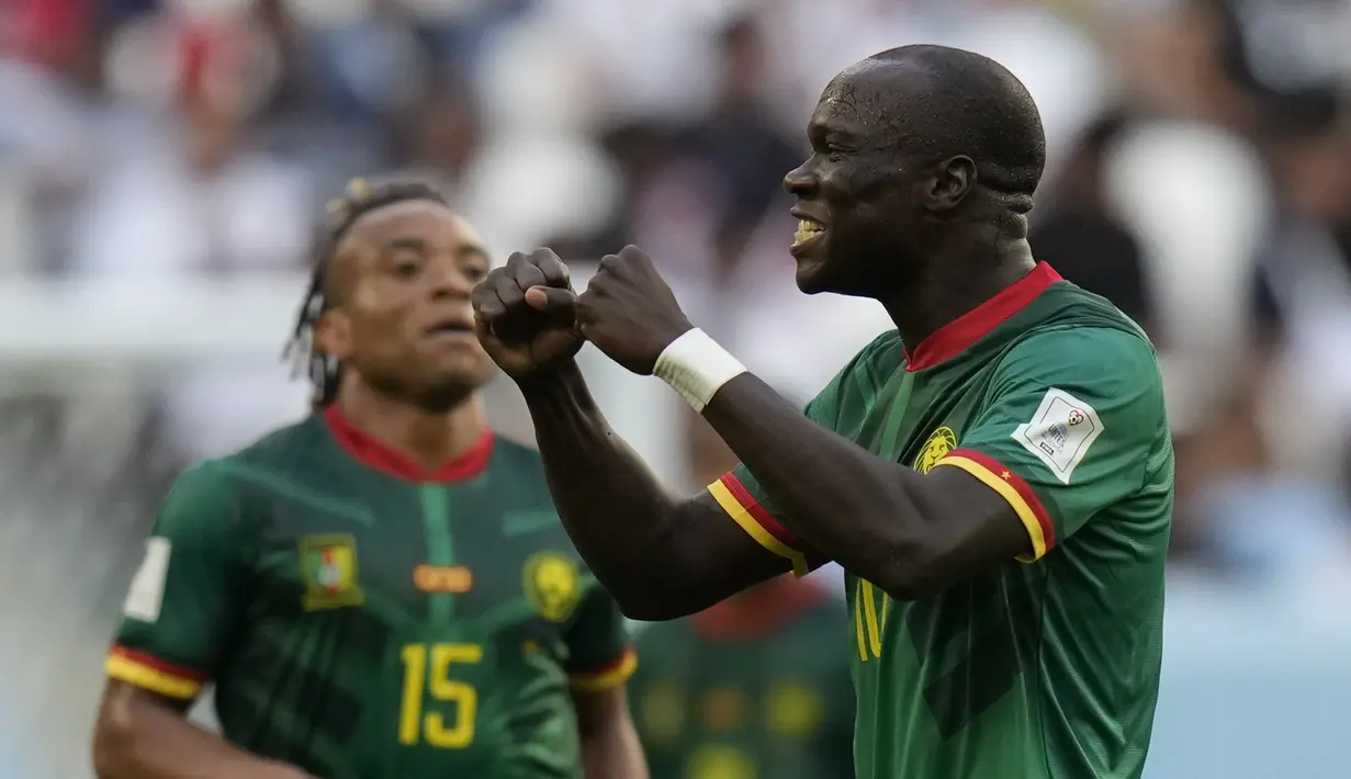 Penyerang Kamerun Vincent Aboubakar berselebrasi setelah mencetak gol kedua untuk timnya ke gawang Serbia pada matchday 2 Grup G Piala Dunia 2022 di Al Janoub Stadium, Senin (28/11/2022). Kemenangan ini membawa Kamerun duduk di posisi ketiga dengan satu angka. Sementara, Serbia ada di bawahnya dengan poin yang sama. (AP Photo/Francisco Seco)