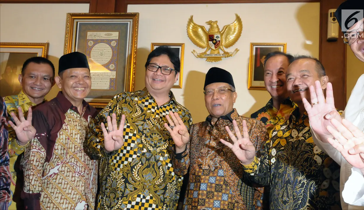 Ketum Partai Golkar, Airlangga Hartarto (ketiga kiri) berfoto bersama Ketum PBNU, Said Aqil Siradj jelang melakukan pertemuan di Jakarta, Jumat (8/6). Pertemuan kedua tokoh bersama jajarannya berlangsung tertutup. (Liputan6.com/Helmi Fithriansyah)