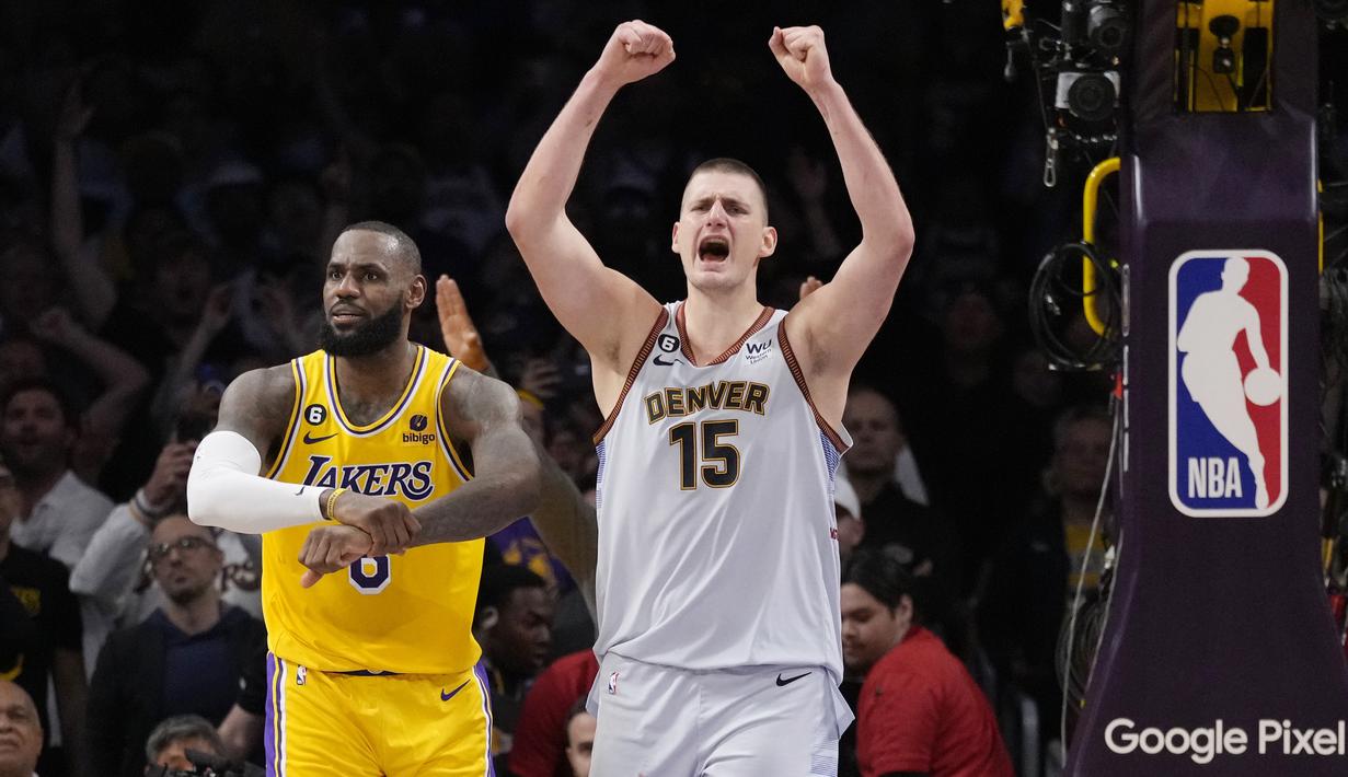 Selebrasi pebasket Denver Nuggets, Nikola Jokic (kanan), setelah berhasil memenangkan laga melawan LA Lakers dalam final NBA 2023 game keempat wilayah barat di Crypto.com Arena, Selasa (23/5/2023) pagi WIB. (AP Photo/Ashley Landis)