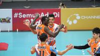 Pemain Jakarta BNI 46 Osmany Camejo dan Sigit Ardian merayakan kemenangan atas Kudus Sukun Badak pada putaran pertama Proliga 2022 di GOR Padepokan Voli Jenderal Polisi Kunarto, Sentul, Bogor, Jumat (28/1). (foto: PBVSI)