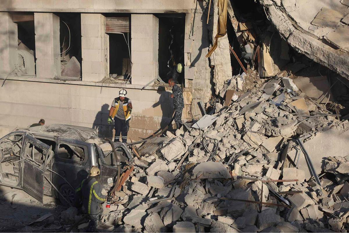 FOTO: Penampakan Gedung Kementerian Pertahanan Suriah Yang Hancur Dihantam Serangan Udara Israel