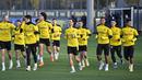 Para pemain Borrusia Dortmund melakukan pemanasan saat mengikuti sesi latihan tim di tempat latihan di Dortmund, Jerman, Selasa (3/11/2020). Dortmund akan bertanding melawan Club Brugge pada grup F Liga Champions di Jan Breydel Stadion, Belgia. (AP Photo/Martin Meissner)
