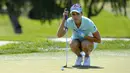 Pegolf wanita asal AS, Lexi Thompson serius memperhatikan jarak bola saat bersaing pada putaran final turnamen ANA Inspiration 2017 di Mission Hills Country Club, Rancho Mirage, California (1/4). (Robert Laberge / Getty Images / AFP)