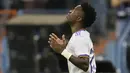 Penyerang Real Madrid, Vinicius Junior berselebrasi usai mencetak gol ke gawang Barcelona pada semifinal Piala Super Spanyol di Stadion King Fahd di Riyadh, Arab Saudi, Kamis (13/1/2022). Real Madrid akan bertemu pemenang Atletico Madrid vs Athletic Bilbao di Final. (AP Photo/Hassan Ammar)