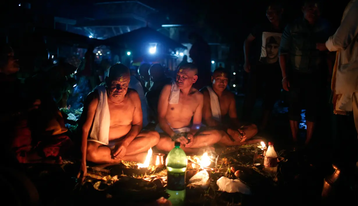 Umat Hindu Nepal melakukan ritual selama festival Kuse Aunsi di kuil Hindu Gokarneshwar di Kathmandu, Nepal (21/8). Perayaan ini terjadi pada akhir Agustus atau awal September, tergantung pada kalender lunar. (Niranjan Shrestha/AP)