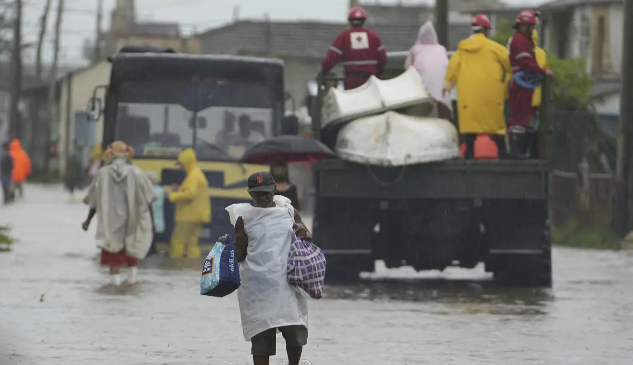 Angin kencang dan hujan lebat berlanjut pada Selasa pagi saat badai tersebut menjauh dari pulau tersebut. (AP Photo/Ramon Espinosa)