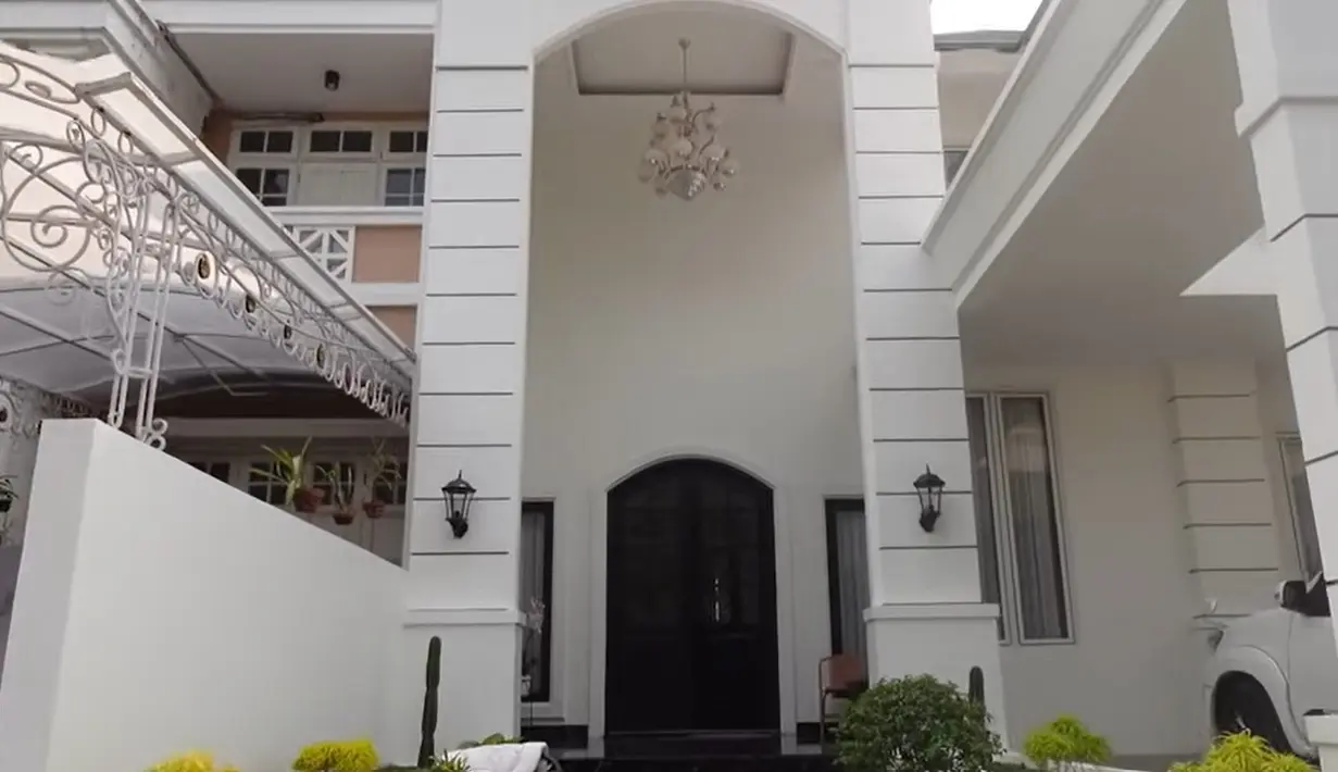 Rumah Eza tampak berada di sebuah komplek. Potret bagian depan rumah Eza dan Meiza setelah di renovasi tampak mewah dan kokoh. Potret rumah mewah Eza diambil dari tangkapan layar YouTube Mulia Mas TV. [Youtube/Mulia Mas TV]
