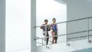 Atlet loncat indah putri Jawa Timur, Gladies Lariesa Garina (kiri) dan Linar Betiliana bersiap saat nomor menara synchro putri Kejurnas Akuatik 2026 yang berlangsung di Stadion Akuatik Gelora Bung Karno, Senayan, Jakarta. (Bola.com/Bagaskara Lazuardi)