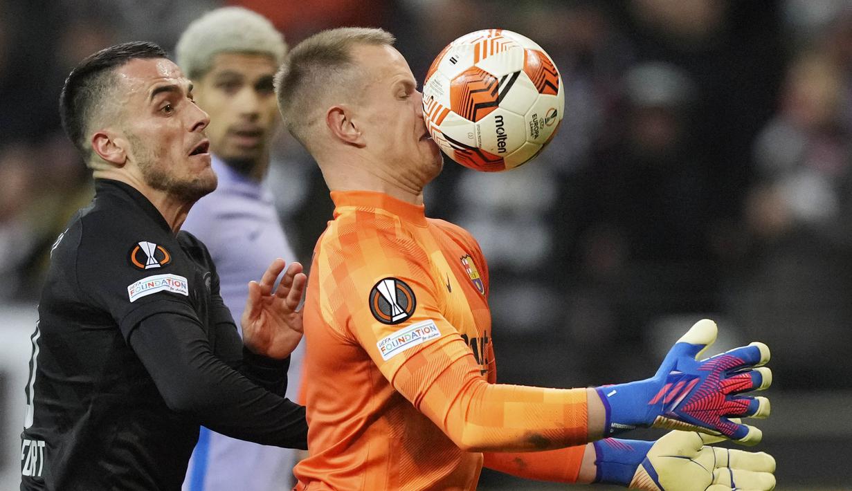 Barcelona harus puas bermain imbang 1-1 kontra Eintracht Frankfurt dalam partai leg pertama perempat final Liga Europa 2021/2022 yang dihelat di Deutsche Bank Park, Jumat (8/4/2022).  (AP/Michael Probst)