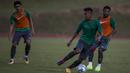 Bek Timnas Indonesia U-22, Osvaldo Haay, menggiring bola saat latihan di Stadion UKM, Selangor, Senin (14/8/2017). Ini merupakan latihan terakhir jelang laga SEA Games melawan Thailand. (Bola.com/Vitalis Yogi Trisna)