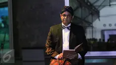Menteri Pendidikan Nasional  (Mendikbud) Anies Baswedan memerankan pertunjukan monolog tokoh pendidikan Ki Hajar Dewantara dan Dr. Soetomo pada perayaan Pesta Pendidikan di Diorama Monas, Jakarta, Minggu (1/5). (Liputan6.com/Herman Zakharia)