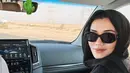 Selain ditemani sahabat, Felia Salsabila dan sang ibu, seperti inilah gaya kerudung wanita 21 tahun yang terlihat modis. Pemilik nama lengkap Aaliyah Annisa Jeffar Massaid itu tampil lebih religius saat di Dubai. (Liputan6.com/IG/@aaliyahmassaid)