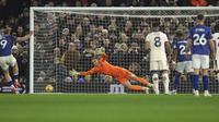 Liam Delap dari Ipswich Town mencetak gol melawan Chelsea di Portman Road pada Selasa, 31 Desember 2024.