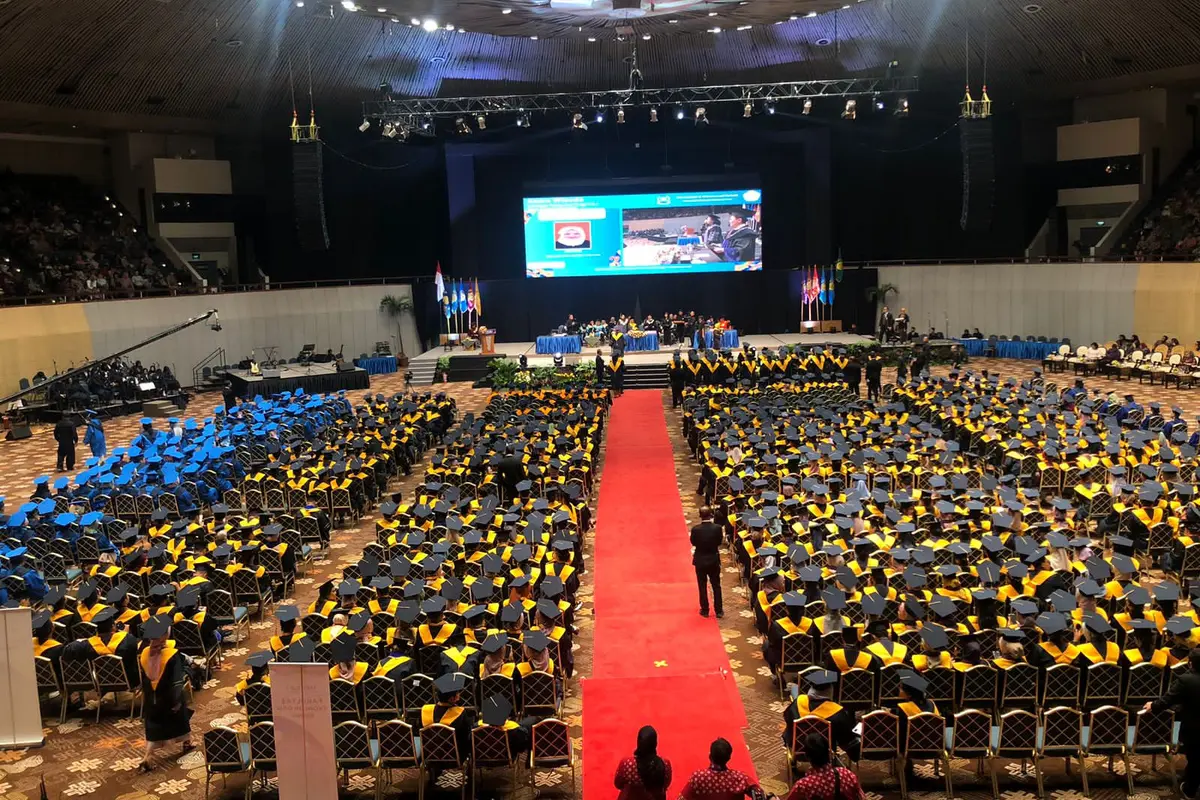 Sebanyak 878 lulusan Lembaga Pendidikan Tinggi Y.A.I mengikuti prosesi wisuda di Balai Sidang Jakarta Convention Center, Jakarta Selatan, Minggu (12/11/2023).