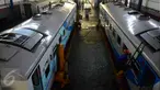 Pekerja Dari PT. KAI  melakukan perbaikan gerbong kereta di depo kereta Poncol Semarang, Jumat   (17/06). Persiapan menghadapi mudik lebaran tahun ini sejumlah gerbong kereta mengalami perbaikan. (Gholib)