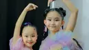 Berpose dengan love sign, Bilqis dan Thalia sukses bikin gemas. Tatanan rambut dan tema makeup sangat cocok dengan Bilqis dan Thalia. Sama-sama berambut panjang, keduanya pancarkan pesonanya tersendiri. Banjir pujian, fashion look keduanya memang mirip dengan bintang Korea. Bilqis sendiri diketahui merupakan penggemar NCT 127, salah satu grup vokal populer asal Negeri Ginseng. (Liputan6.com/IG@ayutingting92)