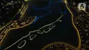 Foto udara memperlihatkan warna warni lampu Danau Archipelago di Taman Mini Indonesia Indah (TMII), Jakarta, Sabtu (31/12/2022). Pemerintah Provinsi DKI Jakarta akan memusatkan perayaan malam Tahun Baru 2023 di Taman Mini Indonesia Indah (TMII).  (Liputan6.com/Herman Zakharia)