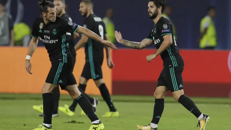 Winger Real Madrid, Gareth Bale (kiri), mencetak assist bagi gol Isco Alarcon pada laga Piala Super Eropa 2017 melawan Manchester United di Philip II Arena, Skopje, Rabu (9/8/2017) dini hari WIB. (AP Photo/Thanassis Stavrakis)