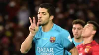 Penyerang Barcelona Luis Suarez merayakan keberhasilan mencetak salah satu dari tiga golnya ke gawang Guangzhou Evergrande, pada semifinal Piala Dunia Antarklub, di Yokohama, Kamis (17/12/2015). Barcelona memenangi laga itu 3-0. (AFP PHOTO / KAZUHIRO NOGI
