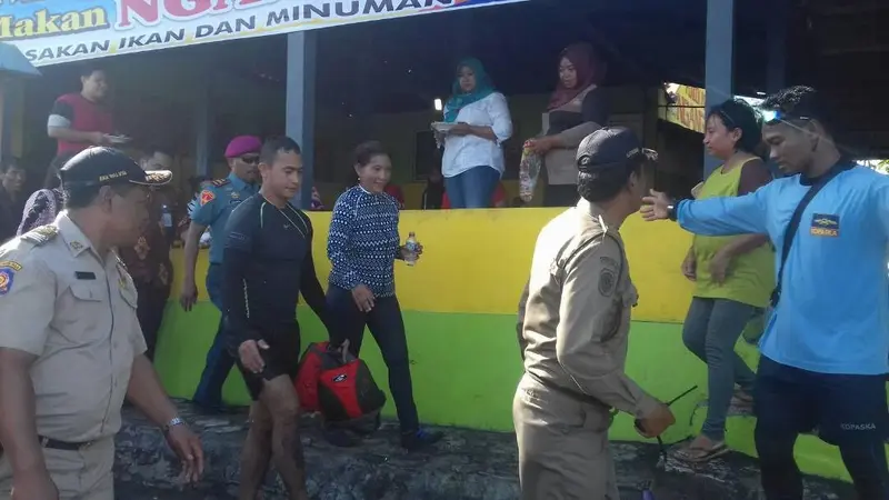 Menteri Kelautan dan Perikanan Susi Pudjiastuti menghadiri acara HUT ke-44 Himpunan Nelayan Seluruh Indonesia di Pantai Depok, Bantul, Yogyakarta, Minggu (21/5/2017). (Liputan6.com/Switzy Sabandar)