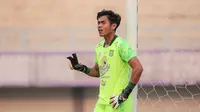 Kiper Persebaya Surabaya, Andhika Ramadhani memberikan instuksi kepada rekannya saat laga lanjutan BRI Liga 1 2023/2024 antara Dewa United melawan Persebaya Surabaya di Indomilk Arena, Tangerang, Sabtu (30/09/2023). (Bola.com/Bagaskara Lazuardi)