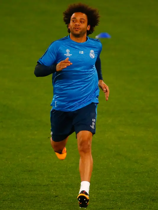 Bek Real Madrid Marcelo saat melakukan pemanasan saat sesi latihan di Stadion Olimpiade di Roma, Italia (16/2). Real Madrid akan bertanding melawan AS Roma di leg pertama 16 besar Liga Champions. (REUTERS/Tony Gentile)