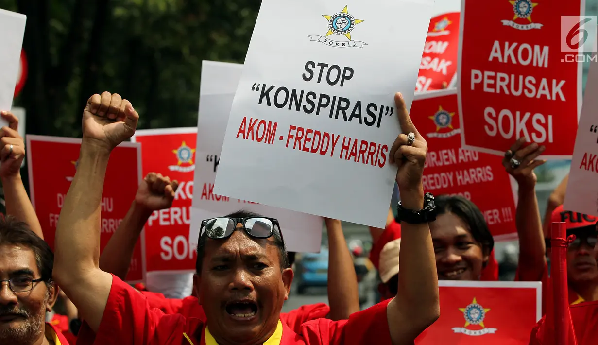 Massa dari Sentral Organisasi Karyawan Swadiri Indonesia (SOKSI) pimpinan Ali Wongso Sinaga melakukan aksi di depan gedung Direktorat Jenderal Administrasi Hukum Umum (Ditjen AHU) Kementerian Hukum dan HAM, Jakarta, (14/9). (Liputan6.com/Johan Tallo)