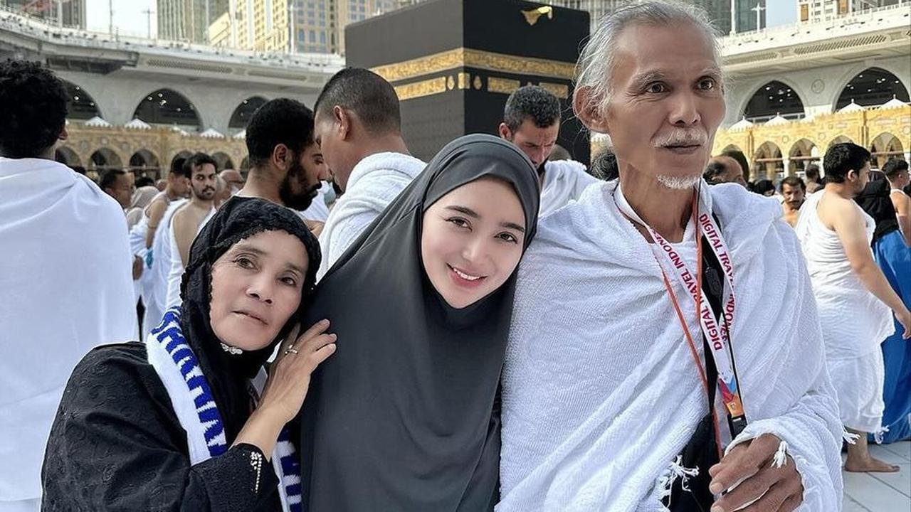 Wika Salim dan Keluarga Jalani Umrah
