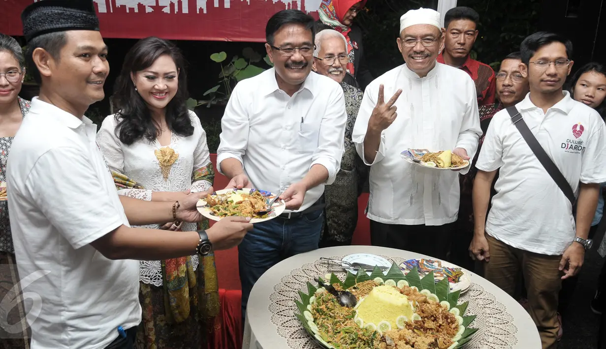 Cawagub DKI, Djarot Saiful Hidayat (ketiga kanan) saat menghadiri Deklarasi Relawan Dulure Djarot di Jakarta, Rabu (5/10). Rencananya Relawan Dulure Djarot akan meyakinkan warga Jakarta bahwa Djarot telah teruji dan terbukti. (Liputan6.com/Yoppy Renato)