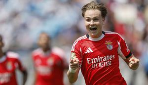 Pemain Benfica, Andreas Schjelderup melakukan selebrasi setelah mencetak gol ke gawang Bayern Munchen dalam laga lanjutan Grup C Piala Dunia Antarklub 2025 melawan Bayern Munchen di Bank of America Stadium, Charlotte, Amerika Serikat, Rabu (25/06/2025) WIB. (AP Photo/Nell Redmond)