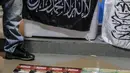 Sejumlah hasil temuan saat penggeledahan di eks Kantor DPP FPI,  Jakarta, Selasa (27/4/2021). Penggeledahan tersebut usai Munarman ditangkap sore tadi di kediamannya. (Liputan6.com/Faizal Fanani)
