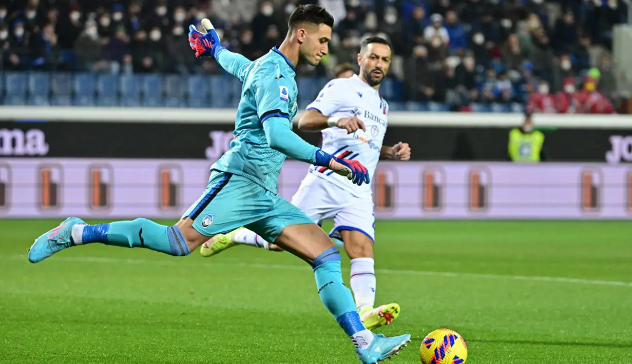 Penjaga gawang Atalanta Juan Musso menendang bola saat melawan Sampdoria pada pertandingan sepak bola Serie A Liga Italia di Stadion Azzuri d'Italia, Bergamo, Italia, 28 Februari 2022. Atalanta menang 4-0. (MIGUEL MEDINA/AFP)