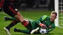 Kiper Barcelona, Marc-Andre Ter Stegen mengamankan bola dari pemain Laverkusen pada leg kedua grup E Liga Champions di Stadion Bay Arena, Laverkusen, Jerman, Kamis (10/12/2015) dini hari WIB.  (AFP Photo/Patrik Stollarz)