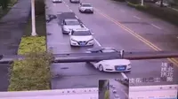 Sedan Audi tertimpa pipa raksasa dari langit di di sebuah jalan di Zhuhai, Guangdong, China. (Shanghaiist)