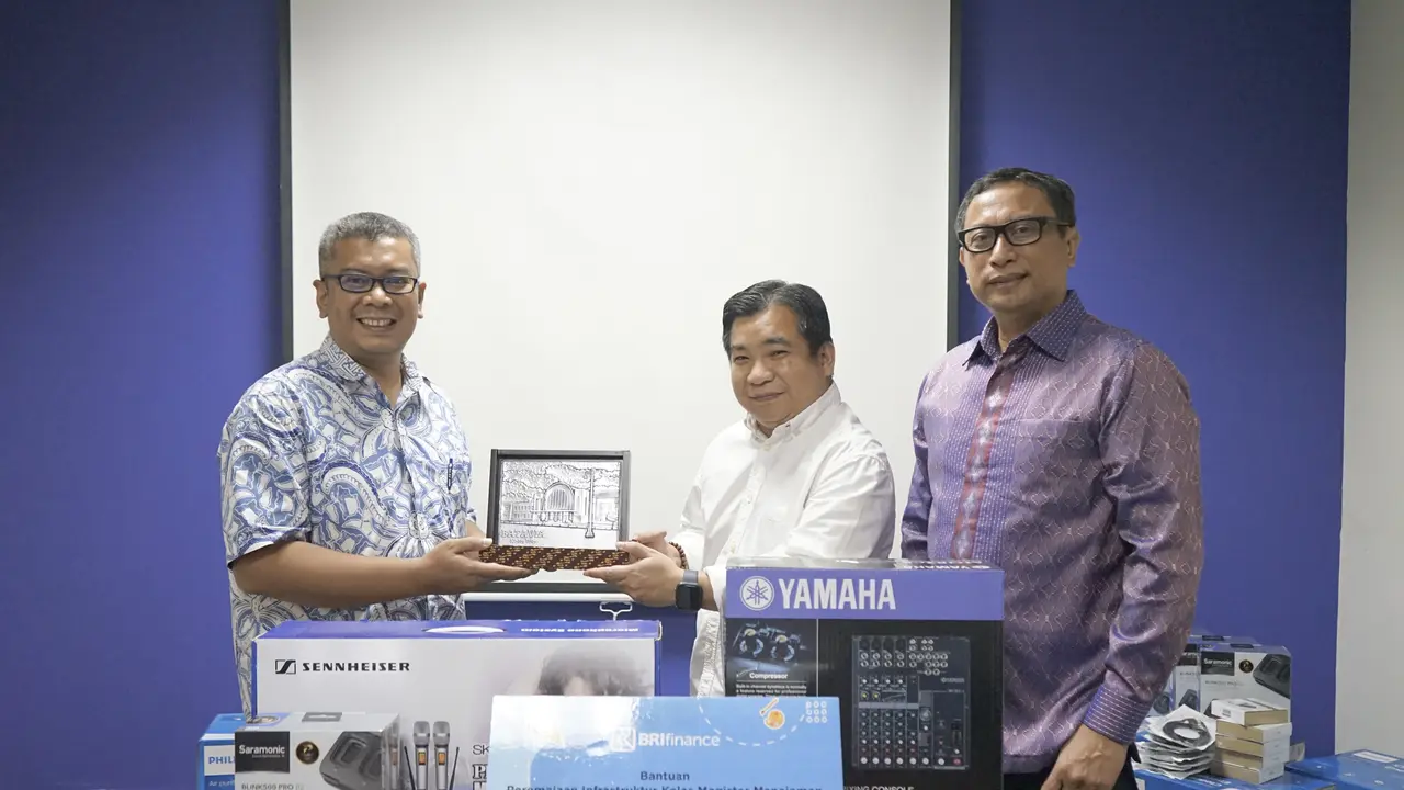 PT BRI Multifinance Indonesia menyerahkan bantuan berupa peralatan pendukung untuk peremajaan infrastruktur Kelas Magister Manajemen Fakultas Ekonomi dan Bisnis Universitas Indonesia (MM-UI) pada Rabu ( 9/11/2022).