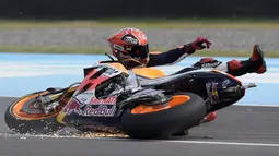 Helm dengan warna dominan merah ini menjadi helm yang paling sering dipakai Marc Marquez dalam berbagai seri MotoGP musim 2016. (AFP/Juan Mabromata)
