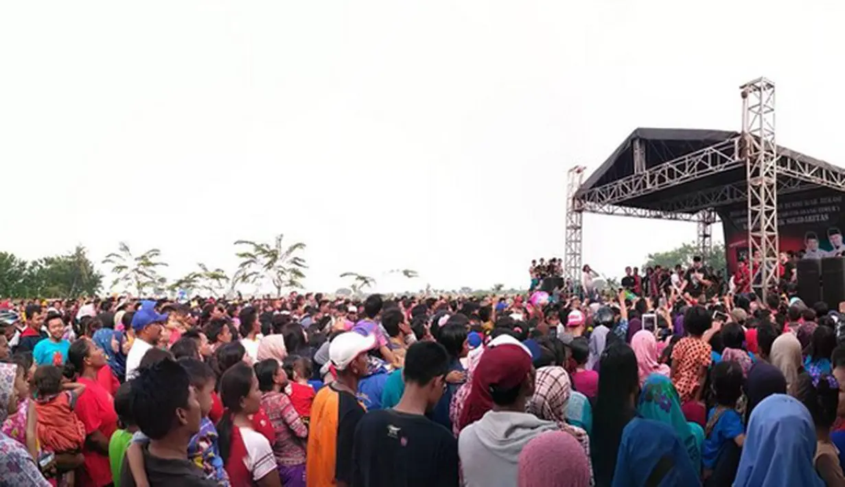 Demi dekat warganya, Ahmad Dhani melakukan kegiatan jalan bersama warga Sukatani. Mendeklarasikan Paguyuban Musisi Kab. Bekasi. Saat di Perum Papan Mas, berjanji prioritaskan program kesehatan dan kesejahteraan. (Instagram/ahmaddhaniprast)