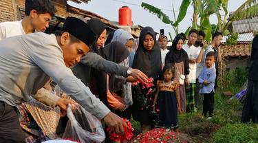 BD, santri Daar El Qolam yang meninggal dunia dimakamkan oleh keluarga. (Liputan6.com/Pramita Tristiawati)