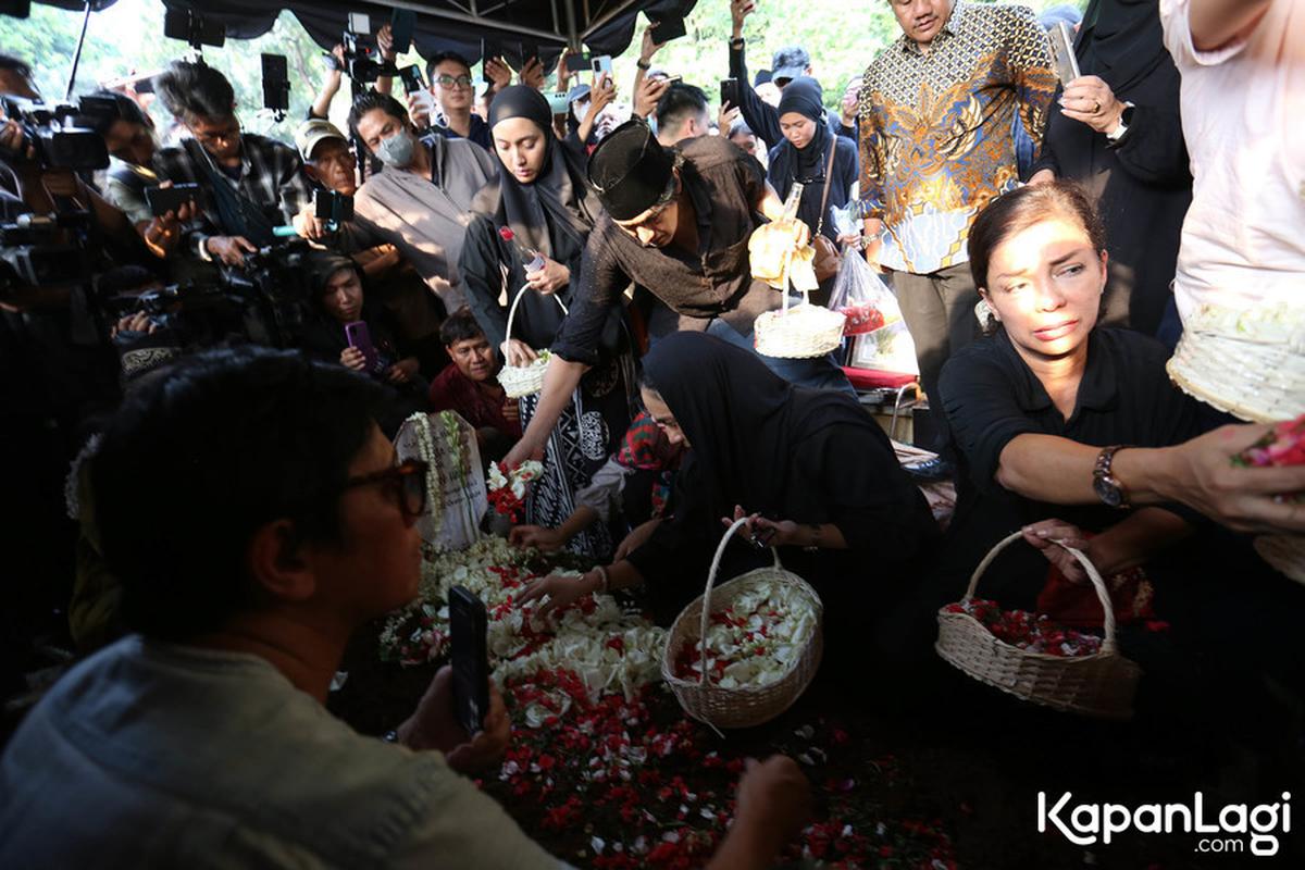9 Potret Ikang Fawzi di Pemakaman Marissa Haque, Lantunkan Azan dalam Liang Lahad