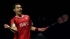 Jonatan Christie memberi isyarat setelah mengalahkan Wang Tzu Wei dari Taiwan untuk membawa Tim Indonesia menang 3-0 atas Chinese Taipei pada semifinal Final Piala Thomas yang diadakan di Chengdu, Provinsi Sichuan, China, Sabtu, 4 Mei 2024. (AP Photo/Ng Han Guan)
