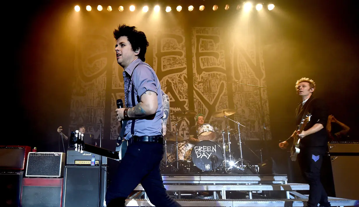 Grup band Green Day menghibur penonton saat konser di Hollywood Palladium, Los Angeles, AS (17/10). Grup band punk-rock legendaris asal Amerika Serikat, Green Day berhasil memuncaki Billboard 200 Album Chart pekan ini. (AFP Photo/Kevin Winter) 