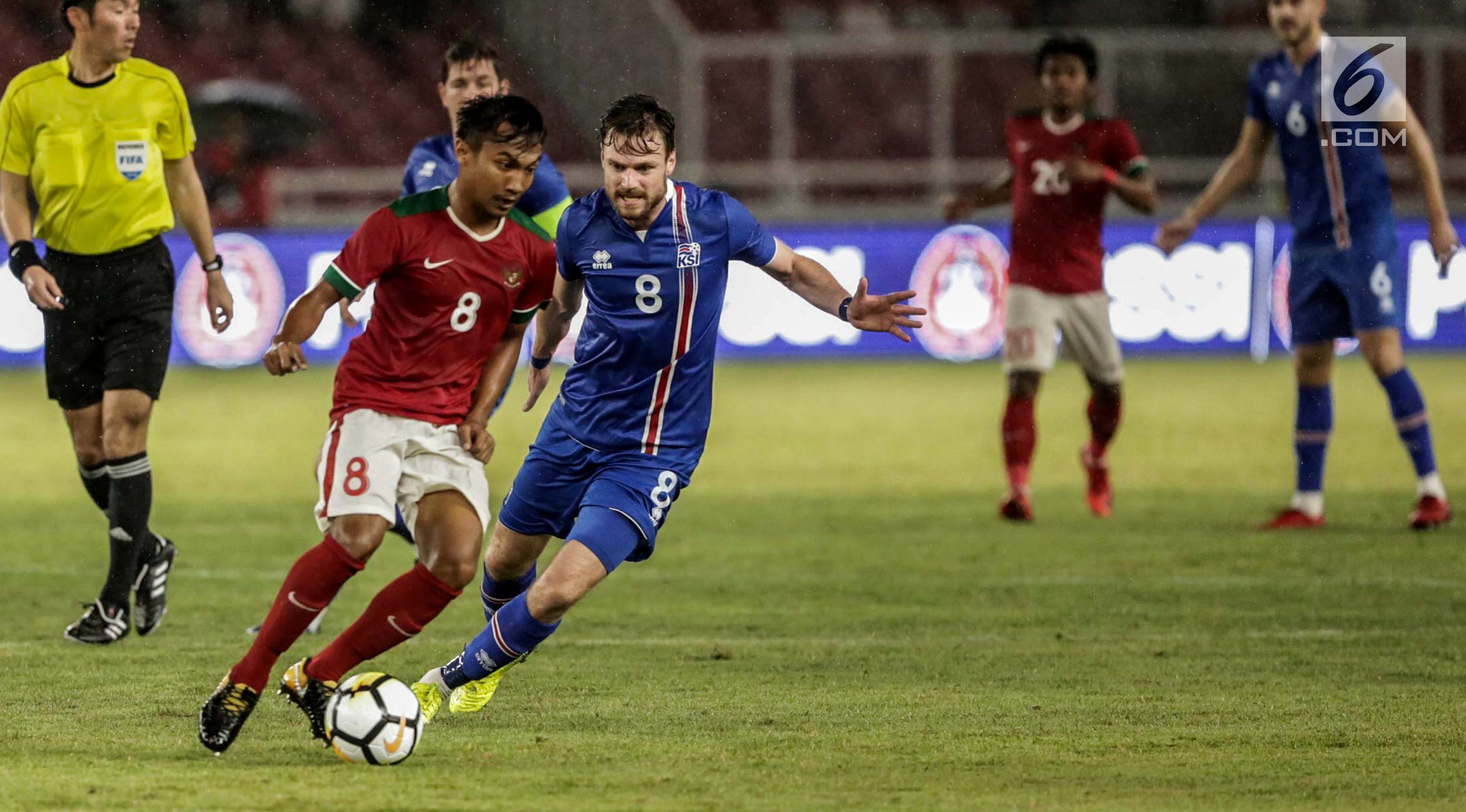 Pemain Timnas Indonesia, Muhammad Hargianto (merah) menggiring bola saat melawan Islandia di Stadion Gelora Bung Karno (GBK), Senayan, Jakarta, Minggu (14/1). Gol Tunggal Indonesia dicetak Ilham Udin. (Liputan6.com/Faizal Fanani)
