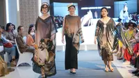 Agnes Budhisurya Tampilkan Batik Lukis yang Dibawakan Model Usia 40-80 Tahun di Hari Batik Nasional.&nbsp; foto: istimewa