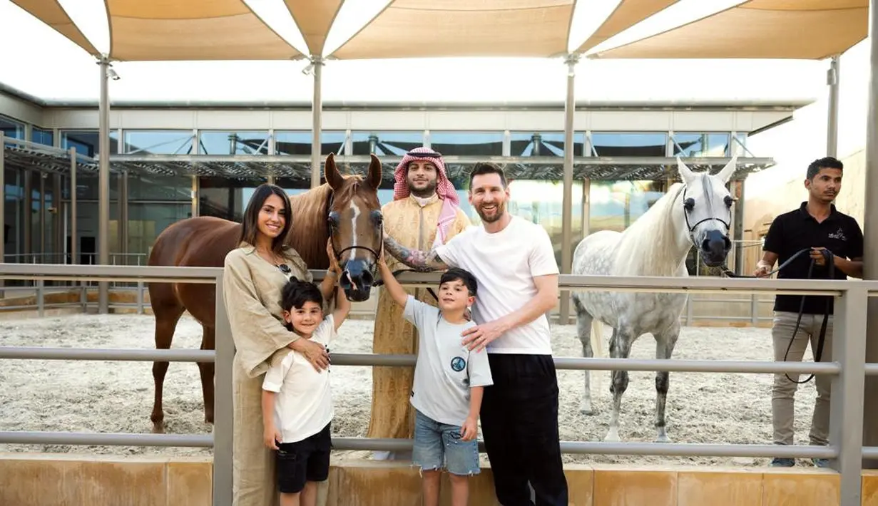 Foto-foto keseruan liburannya bersama istri dan anak-anak selama di Riyadh pun diunggah oleh Menteri Pariwisata, Arab Saudi Ahmed Al Khateeb di Twitter.  [Foto: Twitter/AhmadAlKhateeb]