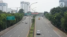 Kendaraan melintasi ruas jalan tol di Jakarta, Minggu (10/5/2020). Pendapatan perusahaan pengelola jalan tol diperkirakan anjlok 70% hingga 80% per hari akibat pembatasan sosial berskala besar (PSBB) dan larangan mudik Lebaran 2020. (Liputan6.com/Immanuel Antonius)