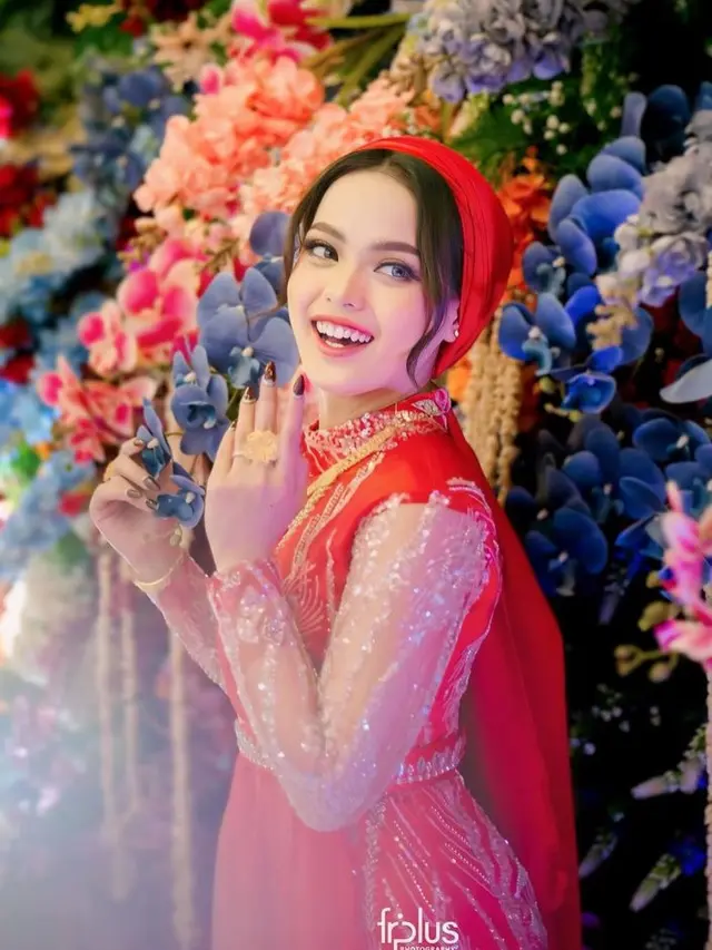 Gaya Putri Isnari Kenakan Emas. [@da4_putri03]