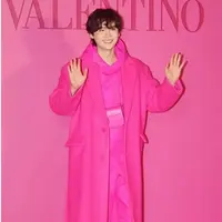 Melihat pesona tampan Lee Jong Suk saat kenakan outfit serba pink dari Valentino (instagram/leejongsuk.fc.vn)