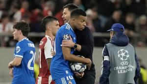 Pelatih kepala Real Madrid Xabi Alonso, kanan, memeluk pemainnya Kylian Mbappe di akhir pertandingan pembuka Liga Champions antara Olympiacos dan Real Madrid, di pelabuhan Piraeus, dekat Athena, Yunani, Rabu, 26 November 2025. (Foto AP/Petros Giannakouris)