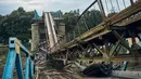 Sebuah jembatan yang hancur di Izium, wilayah Kharkiv, Ukraina, 13 September 2022. Pasukan Presiden Volodymyr Zelensky juga mengklaim berhasil memukul mundur militer Rusia dari lokasi-lokasi strategis terutama di Kharkiv dan Luhansk. (AP Photo/Kostiantyn Liberov)